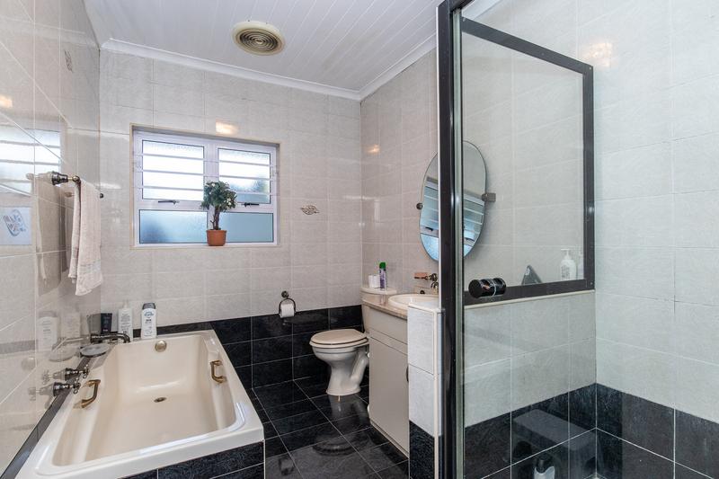 5 Bedroom Property for Sale in Constantia Western Cape